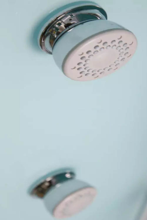 Součástí sprchového koutu jsou hydromasážní trysky